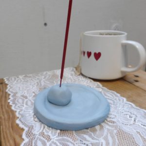 Support d’encens au design épuré, aux nuances bleutées et élégante