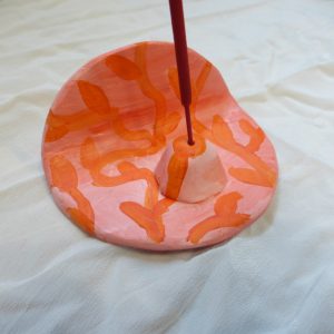 Support d’encens aux motifs floraux