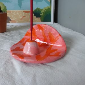 Support d’encens aux motifs floraux